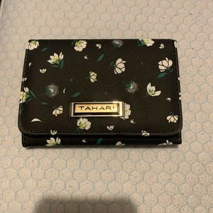TAHARI wallet